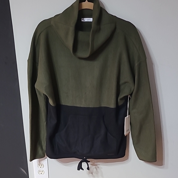 Carve Designs Sweaters - Carve Designs NWT Olive Green and Black Pullover size medium